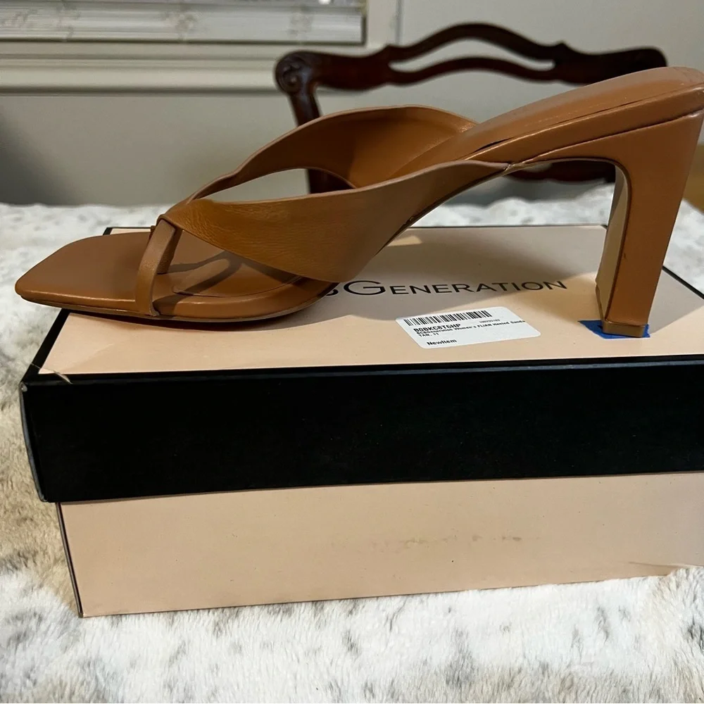NIB BCBGeneration Leather Flian Toe Ring Tan Heel Sandals sz 11 - Picture 8 of 11
